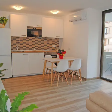 Recently Refurbished With Sea Views. Apartment