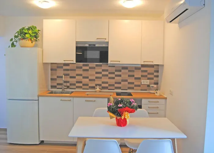 Recently Refurbished With Sea Views. Фуэнхирола