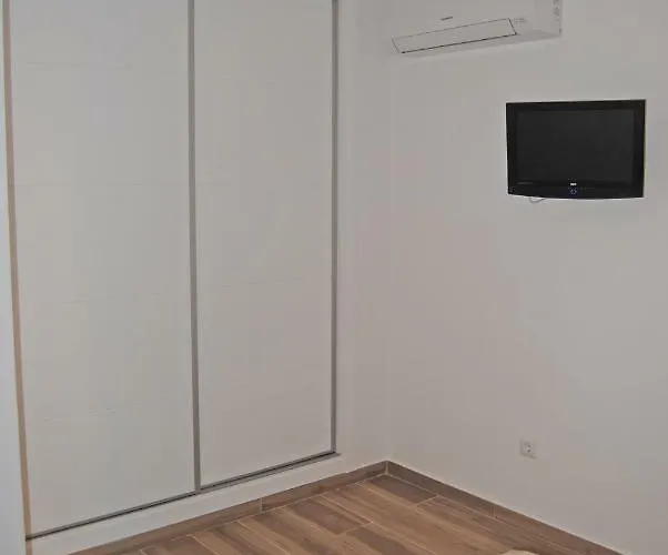 Recently Refurbished With Sea Views. Διαμέρισμα *